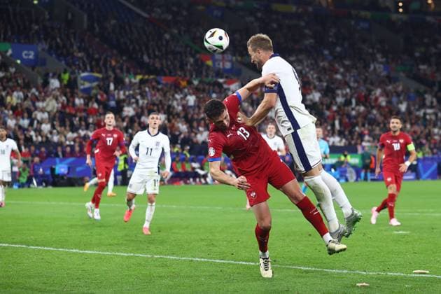 Serbien gegen England 16. Juni 2024, Gelsenkirchen UEFA EURO 2024 Gruppe C Serbien gegen England Harry Kane (England) überspringt Milos Veljkovic (Serbien) und köpft den Ball an die Latte Foto Charlotte Wilson Abseits Gelsenkirchen Deutschland  Copyright: xCharlottexWilsonx xOffsidexOffside