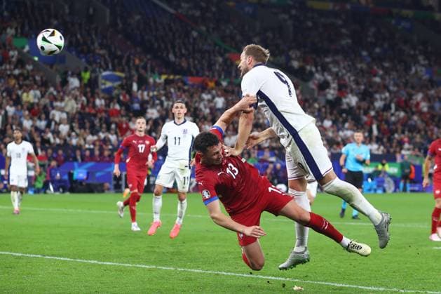 Serbien gegen England 16. Juni 2024, Gelsenkirchen UEFA EURO 2024 Gruppe C Serbien gegen England Harry Kane (England) überspringt Milos Veljkovic (Serbien) und köpft den Ball an die Latte Foto Charlotte Wilson Abseits Gelsenkirchen Deutschland  Copyright: xCharlottexWilsonx xOffsidexOffside