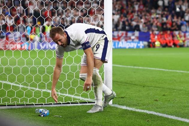Serbien gegen England 16. Juni 2024, Gelsenkirchen UEFA EURO 2024 Gruppe C Serbien gegen England Harry Kane aus England reagiert, nachdem sein Kopfball die Latte getroffen hatte Foto Charlotte Wilson Abseits Gelsenkirchen Deutschland  Copyright: xCharlottexWilsonx xOffsidexOffside