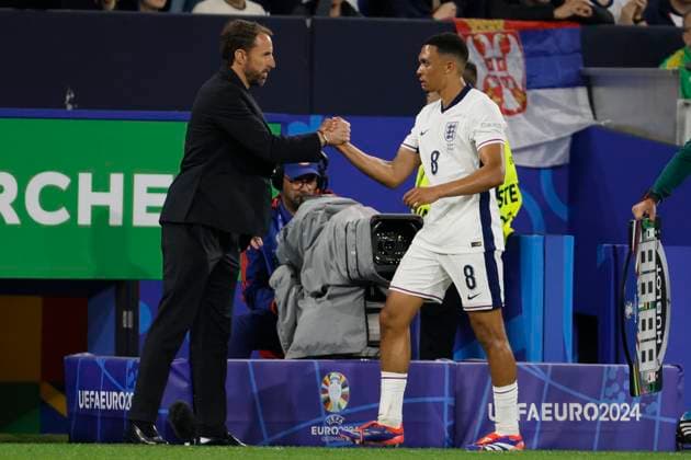 Serbia v England: Group C - UEFA EURO, EM, Europameisterschaft,Fussball 2024 Gareth Southgate, Manager of England shakes hands with Trent Alexander-Arnold of England on the side line during the UEFA EURO 2024 group stage match between Serbia and England at Arena AufSchalke on June 16, 2024 in Gelsenkirchen, Germany. Gelsenkirchen Arena AufSchalke Germany Germany Copyright: xRichardxSellers Sportsphoto APLx 14040917