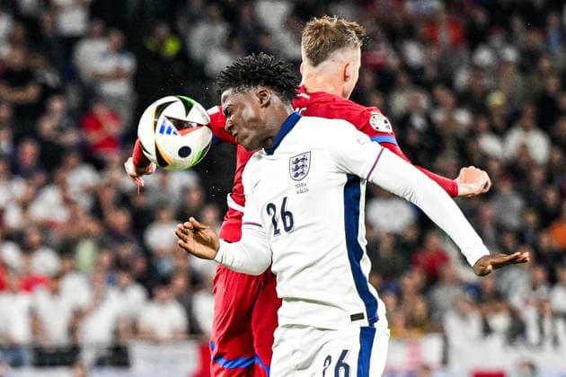 GELSENKIRCHEN - (l-r) Kobbie Mainoo of England, Ivan Ilic of Serbia during the UEFA EURO, EM, Europameisterschaft,Fussball 2024 group C match between Serbia and England at Veltins Arena on June 16, 2024 in Gelsenkirchen, Germany. ANP Hollandse Hoogte UEFA EURO 2024 2024 xVIxANPxSportx xGerritxvanxKeulenxIVx 501268578 originalFilename: 501268578.jpg
