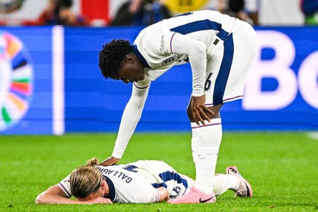 GELSENKIRCHEN - (l-r) Conor Gallagher of England, Kobbie Mainoo of England during the UEFA EURO, EM, Europameisterschaft,Fussball 2024 group C match between Serbia and England at Veltins Arena on June 16, 2024 in Gelsenkirchen, Germany. ANP Hollandse Hoogte UEFA EURO 2024 2024 xVIxANPxSportx xGerritxvanxKeulenxIVx 501268772 originalFilename: 501268772.jpg