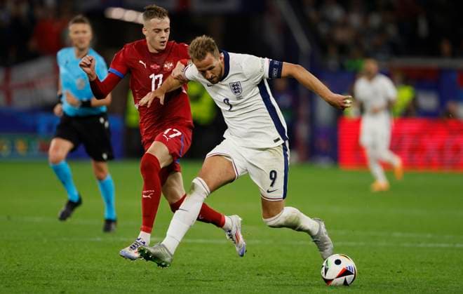 Serbia v England: Group C - UEFA EURO, EM, Europameisterschaft,Fussball 2024 Ivan Ilic of Serbia and Harry Kane of England challenge during the UEFA EURO 2024 group stage match between Serbia and England at Arena AufSchalke on June 16, 2024 in Gelsenkirchen, Germany. Gelsenkirchen Arena AufSchalke Germany Germany Copyright: xRichardxSellers Sportsphoto APLx 14040919