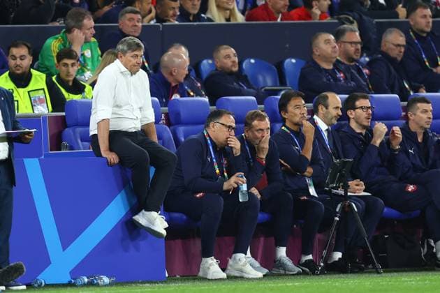 Serbien gegen England 16. Juni 2024, Gelsenkirchen UEFA EURO 2024 Gruppe C Serbien gegen England Serbiens Trainer Dragan Stojkovic nimmt neben der Bank Platz Foto Charlotte Wilson Abseits Gelsenkirchen Deutschland  Copyright: xCharlottexWilsonx xOffsidexOffside