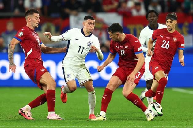 Serbien gegen England 16. Juni 2024, Gelsenkirchen UEFA EURO 2024 Gruppe C Serbien gegen England Phil Foden von England wird von Milos Veljkovic von Serbien geblockt Foto Charlotte Wilson Abseits Gelsenkirchen Deutschland  Copyright: xCharlottexWilsonx xOffsidexOffside