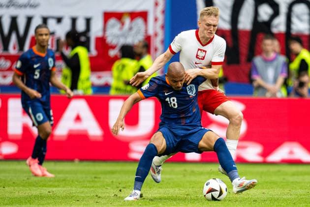 June 16, 2024, Hamburg, Germany: Donyell Malen of Netherlands and Karol Swiderski of Poland seen in action during the UEFA EURO, EM, Europameisterschaft,Fussball 2024 Group D match between Poland and Netherlands at the Volksparkstadion in Hamburg. Hamburg Germany - ZUMAs227 20240616_zip_s227_014 Copyright: xMateuszxSlodkowskix