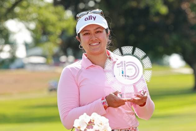 Sport Bilder des Tages Meijer LPGA, Golf Damen Classic Lilia Vu of the United States holds up the trophy after winning the Meijer LPGA Classic for Simply Give golf tournament at Blythefield Country Club in Belmont, MI, USA Sunday, June 16, 2024. Belmont Michigan United States  Copyright: xJorgexLemusx originalFilename:lemus-meijerlp240616_npkca.jpg