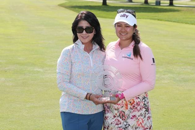 GRAND RAPIDS, MI - JUNE 16: LPGA, Golf Damen golfer Lilia Vu poses for a photo with the trophy and her mom after winning the LPGA Meijer LPGA Classic for Simply Give on June 16th, 2024, at Blythefield Country Club in Grand Rapids, Michigan. (Photo by Brian Spurlock Icon Sportswire) GOLF: JUN 16 LPGA Meijer LPGA Classic for Simply Give EDITORIAL USE ONLY Icon24061624