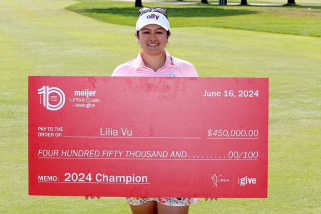 GRAND RAPIDS, MI - JUNE 16: LPGA, Golf Damen golfer Lilia Vu is presented with a check for $450,000 after winning the LPGA Meijer LPGA Classic for Simply Give on June 16th, 2024, at Blythefield Country Club in Grand Rapids, Michigan. (Photo by Brian Spurlock Icon Sportswire) GOLF: JUN 16 LPGA Meijer LPGA Classic for Simply Give EDITORIAL USE ONLY Icon24061626