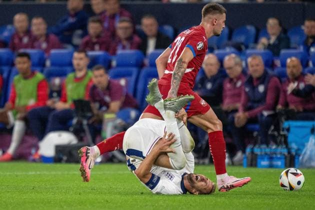 GER, EURO 2024, Group C, Serbia SRB vs England GBR 16 06 2024, Arena AufSchalke, Gelsenkirchen, GER, EURO 2024, Group C, Serbia SRB vs England GBR In the picture Sergej Milinkovic Savic Serbia SRB, 20 brings Harry Kane England GBR, 09 down in duel, duel, dynamics, action, action scene gestures, facial expressions, emotions nordphotoxGmbHxx xDenkinger nph00015