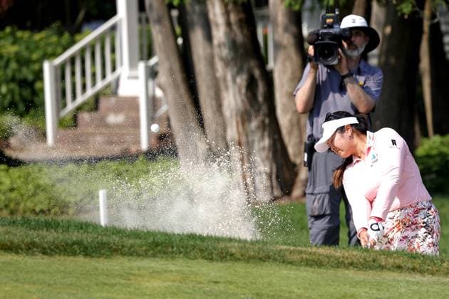 Sport Bilder des Tages GRAND RAPIDS, MI - JUNE 16: LPGA, Golf Damen golfer Lilia Vu hits a shot out of the bunker on the 4th hole during a playoff at the LPGA Meijer LPGA Classic for Simply Give on June 16th, 2024, at Blythefield Country Club in Grand Rapids, Michigan. (Photo by Brian Spurlock Icon Sportswire) GOLF: JUN 16 LPGA Meijer LPGA Classic for Simply Give EDITORIAL USE ONLY Icon24061627