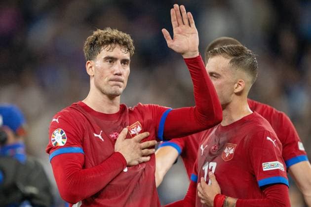 GER, EURO 2024, Group C, Serbia SRB vs England GBR 16 06 2024, Arena AufSchalke, Gelsenkirchen, GER, EURO 2024, Group C, Serbia SRB vs England GBR In the picture thanks to the fans Dusan Vlahovic Serbia SRB, 07 gestures, facial expressions, emotions single action, half body half body cropping, single image, action, action, game scene hand on the crest nordphotoxGmbHxx xDenkinger nph00015