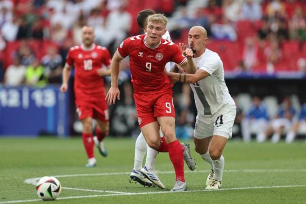 Rasmus Hojlund (Denmark)Vanja Drkusic (Slovenia) during the UEFA EURO, EM, Europameisterschaft,Fussball Germany 2024 match between Slovenia 1-1 Denmark at Stuttgart Arena on June 16, 2024 in Stuttgart , Germany. Noxthirdxpartyxsales  (256646117)