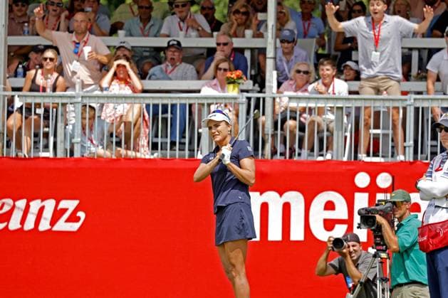 GRAND RAPIDS, MI - JUNE 16: LPGA, Golf Damen golfer Lexi Thompson and fans react after Lexi hits a chip shot that almost goes in for an eagle on the 18th hole during the final round the LPGA Meijer LPGA Classic for Simply Give on June 16th, 2024, at Blythefield Country Club in Grand Rapids, Michigan. (Photo by Brian Spurlock Icon Sportswire) GOLF: JUN 16 LPGA Meijer LPGA Classic for Simply Give EDITORIAL USE ONLY Icon24061685