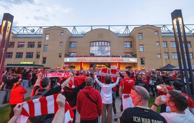 Football, women, season 2023 2024, 1 FC Union Berlin, after returning from the promotion match to the 2 Bundesliga return match at SV Henstedt Ulzburg 2 0, the promotion to the 2 Bundesliga is celebrated in the stadium An der Alten Försterei, in the picture fans cheer the players on the balcony, the U23, which was promoted to the Regionalliga Nordost on the same day, is also present, 16 06 2024, Copyright: xMatthiasxKochx
