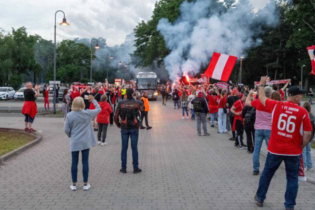 Football, Women, Season 2023 2024, 1 FC Union Berlin, after returning from the promotion match to the 2 Bundesliga return match at SV Henstedt Ulzburg 2 0, the promotion is celebrated in the stadium An der Alten Försterei, in the picture arrival of the bus of the 1 women, fans form a trellis and fans of burn fireworks from 16 06 2024, Copyright: xMatthiasxKochx