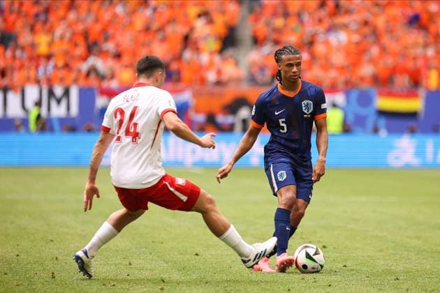 Poland Vs Netherlands in Hamburg, Germany - 16 Jun 2024 Nathan Aké (R) of Netherlands and Bartosz Slisz (L) of Poland in action during the UEFA EURO, EM, Europameisterschaft,Fussball 2024 group D match between Poland and the Netherlands at the Volksparkstadion. (Final score; Poland 1:2 Netherlands) Hamburg Germany Copyright: xSergeixMikhailichenkox xSOPAxImagesx Mikhailichenko_Pol-Ned46