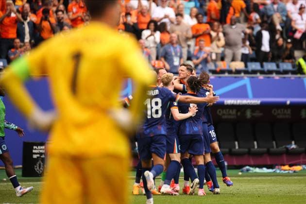 Sport Bilder des Tages Poland Vs Netherlands in Hamburg, Germany - 16 Jun 2024 Wout Weghorst (R3) and players of Netherlands celebrate a goal during the UEFA EURO, EM, Europameisterschaft,Fussball 2024 group D match between Poland and the Netherlands at the Volksparkstadion. (Final score; Poland 1:2 Netherlands) Hamburg Germany Copyright: xSergeixMikhailichenkox xSOPAxImagesx Mikhailichenko_Pol-Ned50