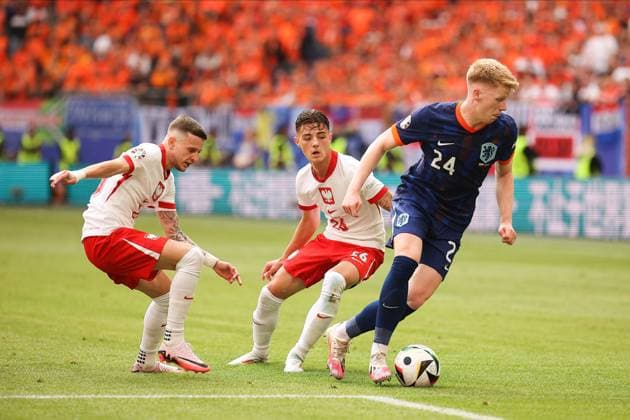 June 16, 2024, Hamburg, Germany: Jerdy Schouten (R) of Netherlands, Bartosz Slisz (L) and Kacper Urba?ski (2nd L) of Poland in action during the UEFA EURO, EM, Europameisterschaft,Fussball 2024 group D match between Poland and the Netherlands at the Volksparkstadion. Hamburg Germany - ZUMAs197 20240616_aaa_s197_268 Copyright: xSergeixMikhailichenkox