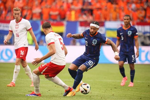 June 16, 2024, Hamburg, Germany: Memphis Depay (R) of Netherlands and Jan Bednarek (L) of Poland in action during the UEFA EURO, EM, Europameisterschaft,Fussball 2024 group D match between Poland and the Netherlands at the Volksparkstadion. Hamburg Germany - ZUMAs197 20240616_aaa_s197_271 Copyright: xSergeixMikhailichenkox