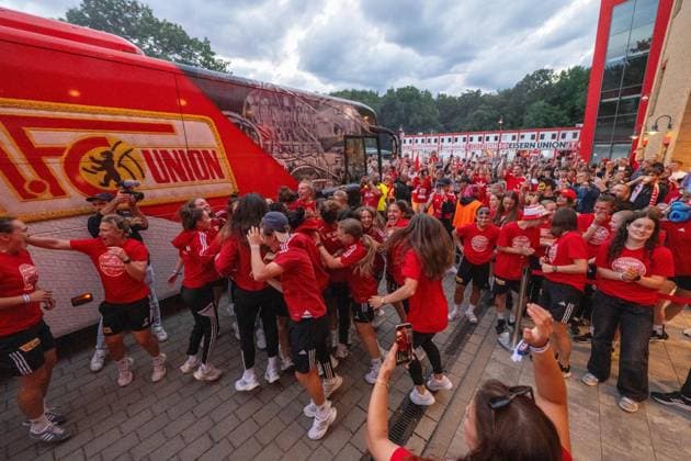 Football, Women, Season 2023 2024, 1 FC Union Berlin, after returning from the promotion match to the 2 Bundesliga return match at SV Henstedt Ulzburg 2 0, the promotion to the 2 Bundesliga is celebrated at the stadium An der Alten Försterei, in the picture players of the 1 team are welcomed by players of the U23, which was promoted to the Regionalliga Nordost on the same day, 16 06 2024, Copyright: xMatthiasxKochx