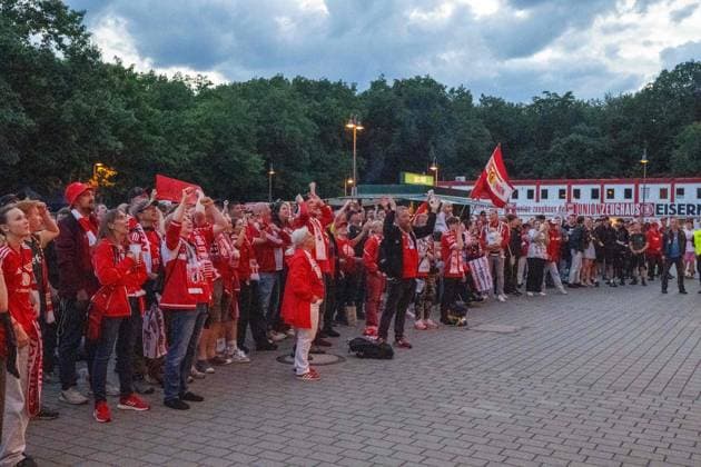 Soccer, women, season 2023 2024, 1 FC Union Berlin, after returning from the promotion match to the 2 Bundesliga second leg at SV Henstedt Ulzburg 2 0, the promotion is celebrated in the stadium An der Alten Försterei, in the picture fans in front of the stands, 16 06 2024, Copyright: xMatthiasxKochx