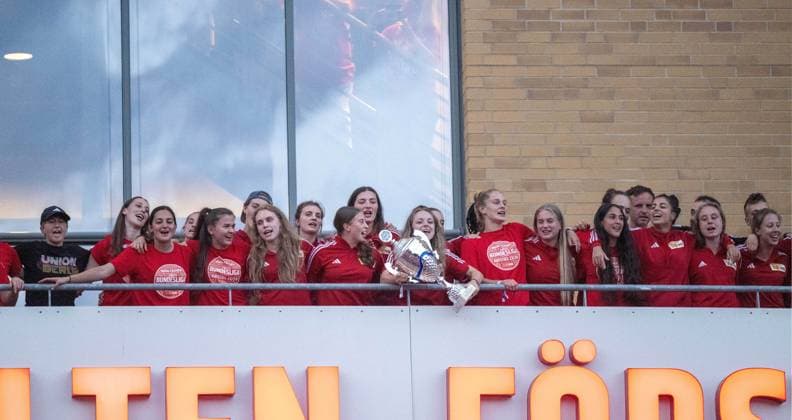 Football, Women, Season 2023 2024, 1 FC Union Berlin, after returning from the promotion match to the 2 Bundesliga second leg at SV Henstedt Ulzburg 2 0, the promotion is celebrated in the stadium An der Alten Försterei, in the picture the players on the balcony of the main stand, Lisa Heiseler 1 Women 1 FC Union with championship trophy, 16 06 2024, Copyright: xMatthiasxKochx