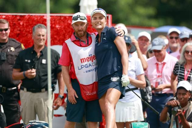 Meijer LPGA, Golf Damen Classic Lexi Thompson of Delray Beach, Florida hugs her caddie after making her putt, culminating in a three way playoff during the final round of the Meijer LPGA Classic for Simply Give golf tournament at Blythefield Country Club in Belmont, MI, USA Sunday, June 16, 2024. Belmont Michigan United States  Copyright: xAmyxLemusx originalFilename:lemus-meijerlp240616_npDcj.jpg