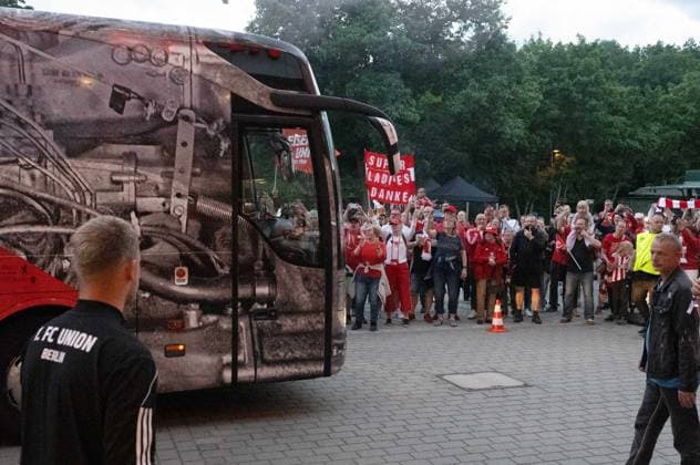 Football, Women, Season 2023 2024, 1 FC Union Berlin, after returning from the promotion match to the 2 Bundesliga second leg at SV Henstedt Ulzburg 2 0, the promotion is celebrated at the stadium An der Alten Försterei, in the picture fans at the arrival of the bus, 16 06 2024, Copyright: xMatthiasxKochx