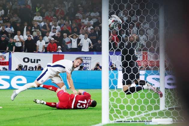 (240617) -- GELSENKIRCHEN, June 17, 2024 -- Harry Kane (L) of England competes during the UEFA EURO, EM, Europameisterschaft,Fussball 2024 Group C match between England and Serbia in Gelsenkirchen, Germany on June 16, 2024. ) (SP)GERMANY-GELSENKIRCHEN-FOOTBALL-EURO 2024-ENGLAND VS SERBIA BaixXuefei 