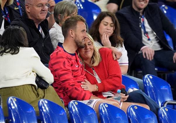 EURO 2024, Serbia - England, Harry Kane greets his wife