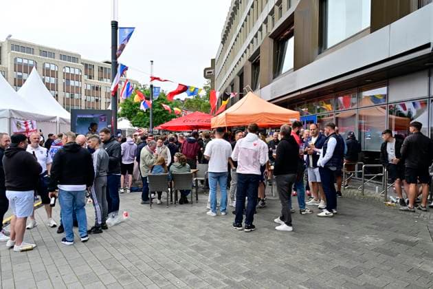 15.06.2024, Deutschland, Nordrhein-Westfalen, Ruhrgebiet, Gelsenkirchen. Fussball Europameisterschaft 2024. Gelsenkirchen feiert mit vier Spielen der UEFA EURO, EM, Europameisterschaft,Fussball 2024 ein grosses Fussballfest. In der Fan Zone mit Public Viewing im Nordsternpark Gelsenkirchen und im Amphitheater werden alle Spiele, die in Gelsenkirchen ausgetragen werden, sowie alle Spiele der duetschen Nationalmannschaft live uebertragen. In der Fan Zone auf dem Nordsternplatz und im Amphitheater ist Platz fuer jeweils 6.000 Besucher innen. Fan Meeting Point am Heinrich-Koenig Platz in der City. Englische Fans feiern in der Fanmeile. Fussball EM 2024 Fan Zone und Public Viewing im Nordsternpark Gelsenkirchen
