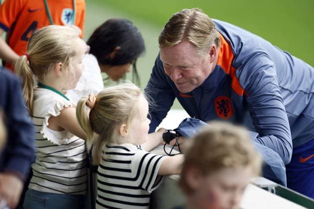 WOLFSBURG - National coach Ronald Koeman during a training session of the Dutch national team, Nationalteam in the AOK Stadium on June 17, 2024 in Wolfsburg, Germany. The Dutch national team is preparing for the group match at the European Football Championship in Germany against France. ANP KOEN VAN WEEL UEFA EURO, EM, Europameisterschaft,Fussball 2024 Germany 2024 xVIxANPxSportx xxANPxIVx 501311153 originalFilename: 501311153.jpg
