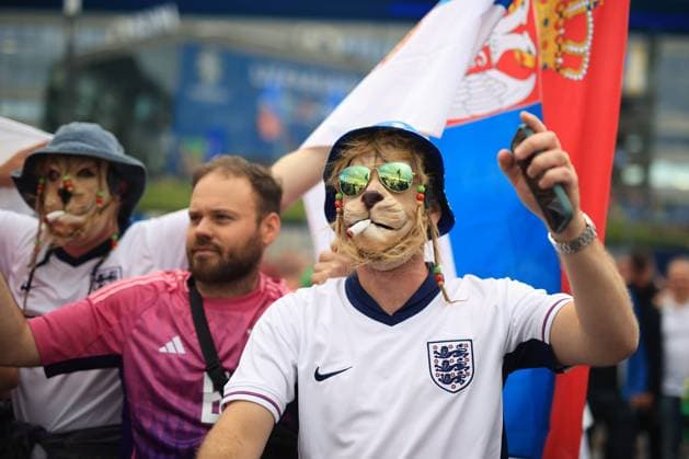 Fußball UEFA EURO 2024 Gruppe C Serbien gegen England 16. Juni 2024 UEFA EURO 2024 Gruppe C Serbien gegen England England-Fans tragen Löwenmasken Foto Simon Stacpoole Abseits Gelsenkirchen Deutschland  Copyright: xSimonxStacpoolexOffside