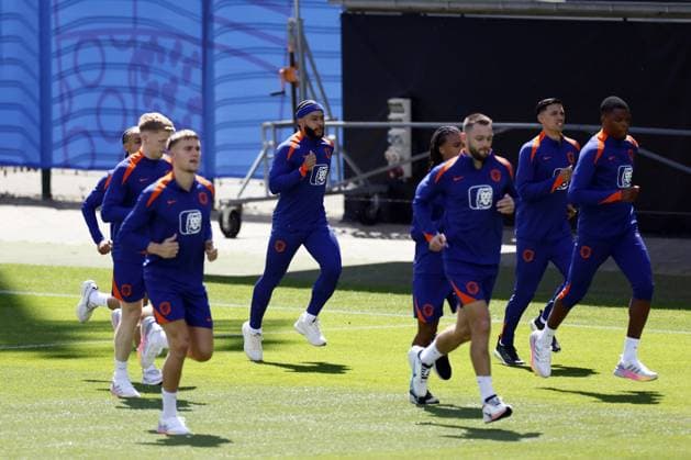 WOLFSBURG - Memphis Depay wearing a blue headband during a training session of the Dutch national team, Nationalteam at the AOK Stadium on June 17, 2024 in Wolfsburg, Germany. The Dutch national team is preparing for the group match at the European Football Championship in Germany against France. ANP KOEN VAN WEEL UEFA EURO, EM, Europameisterschaft,Fussball 2024 Germany 2024 xVIxANPxSportx xxANPxIVx 501311696 originalFilename: 501311696.jpg