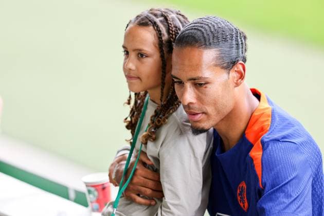 2024-06-17 Training Session Netherlands WOLFSBURG, GERMANY - JUNE 17: Virgil van Dijk of The Netherlands with his children daughters during a training session prior to the Group D - UEFA EURO, EM, Europameisterschaft,Fussball 2024 match between Netherlands and France at AOK Stadium on June 17, 2024 in Wolfsburg, Germany. (Photo by Peter Lous BSR Agency) Wolfsburg Germany Content not available for redistribution in The Netherlands directly or indirectly through any third parties. Copyright: xBSRxAgencyx