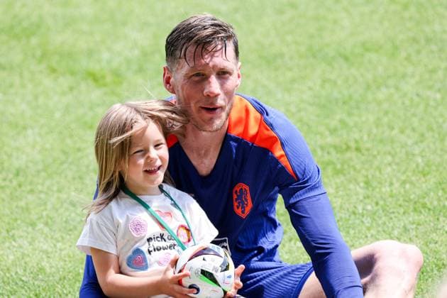 2024-06-17 Training Session Netherlands WOLFSBURG, GERMANY - JUNE 17: Wout Weghorst of The Netherlands with family daughter during a training session prior to the Group D - UEFA EURO, EM, Europameisterschaft,Fussball 2024 match between Netherlands and France at AOK Stadium on June 17, 2024 in Wolfsburg, Germany. (Photo by Peter Lous BSR Agency) Wolfsburg Germany Content not available for redistribution in The Netherlands directly or indirectly through any third parties. Copyright: xBSRxAgencyx