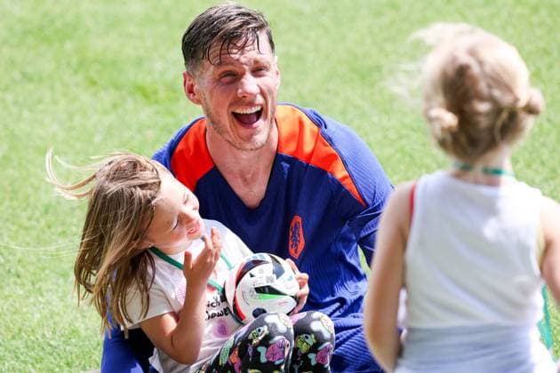 2024-06-17 Training Session Netherlands WOLFSBURG, GERMANY - JUNE 17: Wout Weghorst of The Netherlands with family daughter during a training session prior to the Group D - UEFA EURO, EM, Europameisterschaft,Fussball 2024 match between Netherlands and France at AOK Stadium on June 17, 2024 in Wolfsburg, Germany. (Photo by Peter Lous BSR Agency) Wolfsburg Germany Content not available for redistribution in The Netherlands directly or indirectly through any third parties. Copyright: xBSRxAgencyx
