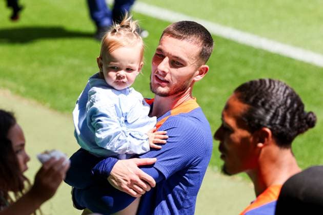 2024-06-17 Training Session Netherlands WOLFSBURG, GERMANY - JUNE 17: Justin Bijlow of The Netherlands with familiy daughter during a training session prior to the Group D - UEFA EURO, EM, Europameisterschaft,Fussball 2024 match between Netherlands and France at AOK Stadium on June 17, 2024 in Wolfsburg, Germany. (Photo by Peter Lous BSR Agency) Wolfsburg Germany Content not available for redistribution in The Netherlands directly or indirectly through any third parties. Copyright: xBSRxAgencyx