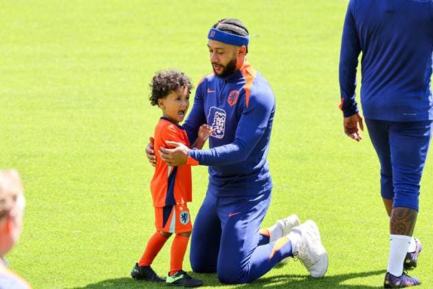2024-06-17 Training Session Netherlands WOLFSBURG, GERMANY - JUNE 17: Memphis Depay of The Netherlands with his son family during a training session prior to the Group D - UEFA EURO, EM, Europameisterschaft,Fussball 2024 match between Netherlands and France at AOK Stadium on June 17, 2024 in Wolfsburg, Germany. (Photo by Peter Lous BSR Agency) Wolfsburg Germany Content not available for redistribution in The Netherlands directly or indirectly through any third parties. Copyright: xBSRxAgencyx
