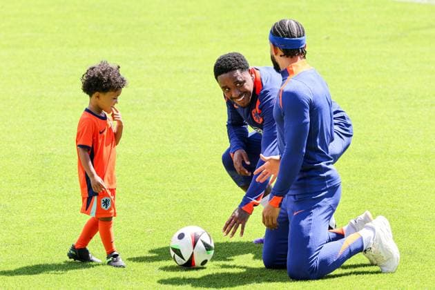 2024-06-17 Training Session Netherlands WOLFSBURG, GERMANY - JUNE 17: Steven Bergwijn of The Netherlands, Memphis Depay of The Netherlands with his son family during a training session prior to the Group D - UEFA EURO, EM, Europameisterschaft,Fussball 2024 match between Netherlands and France at AOK Stadium on June 17, 2024 in Wolfsburg, Germany. (Photo by Peter Lous BSR Agency) Wolfsburg Germany Content not available for redistribution in The Netherlands directly or indirectly through any third parties. Copyright: xBSRxAgencyx