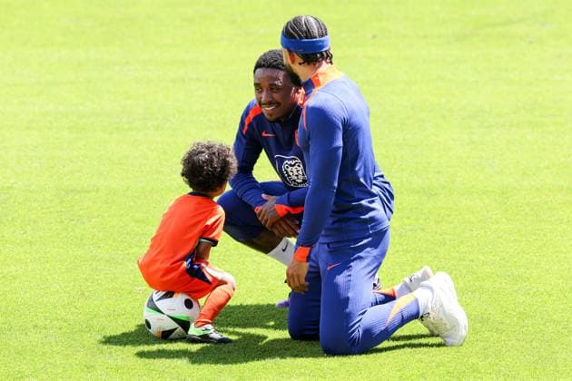 2024-06-17 Training Session Netherlands WOLFSBURG, GERMANY - JUNE 17: Steven Bergwijn of The Netherlands, Memphis Depay of The Netherlands with his son family during a training session prior to the Group D - UEFA EURO, EM, Europameisterschaft,Fussball 2024 match between Netherlands and France at AOK Stadium on June 17, 2024 in Wolfsburg, Germany. (Photo by Peter Lous BSR Agency) Wolfsburg Germany Content not available for redistribution in The Netherlands directly or indirectly through any third parties. Copyright: xBSRxAgencyx
