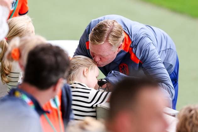 2024-06-17 Training Session Netherlands WOLFSBURG, GERMANY - JUNE 17: Head Coach Ronald Koeman of The Netherlands with family during a training session prior to the Group D - UEFA EURO, EM, Europameisterschaft,Fussball 2024 match between Netherlands and France at AOK Stadium on June 17, 2024 in Wolfsburg, Germany. (Photo by Peter Lous BSR Agency) Wolfsburg Germany Content not available for redistribution in The Netherlands directly or indirectly through any third parties. Copyright: xBSRxAgencyx