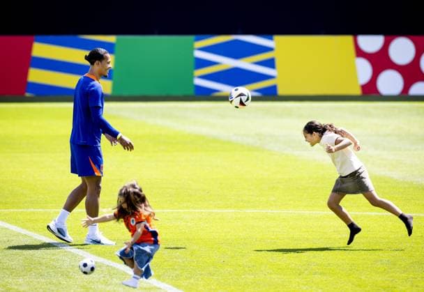 WOLFSBURG - Virgil van Dijk with his children during a training session of the Dutch national team, Nationalteam at the AOK Stadium on June 17, 2024 in Wolfsburg, Germany. The Dutch national team is preparing for the group match at the European Football Championship in Germany against France. ANP KOEN VAN WEEL UEFA EURO, EM, Europameisterschaft,Fussball 2024 Germany 2024 xVIxANPxSportx xxANPxIVx 501316252 originalFilename: 501316252.jpg
