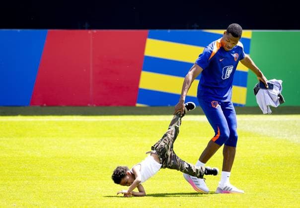 WOLFSBURG - Denzel Dumfries during a training session of the Dutch national team, Nationalteam at the AOK Stadium on June 17, 2024 in Wolfsburg, Germany. The Dutch national team is preparing for the group match at the European Football Championship in Germany against France. ANP KOEN VAN WEEL UEFA EURO, EM, Europameisterschaft,Fussball 2024 Germany 2024 xVIxANPxSportx xxANPxIVx 501316454 originalFilename: 501316454.jpg