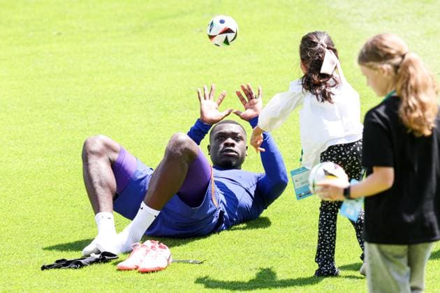 2024-06-17 Training Session Netherlands WOLFSBURG, GERMANY - JUNE 17: Brian Brobbey of The Netherlands with family during a training session prior to the Group D - UEFA EURO, EM, Europameisterschaft,Fussball 2024 match between Netherlands and France at AOK Stadium on June 17, 2024 in Wolfsburg, Germany. (Photo by Peter Lous BSR Agency) Wolfsburg Germany Content not available for redistribution in The Netherlands directly or indirectly through any third parties. Copyright: xBSRxAgencyx