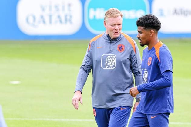 2024-06-17 Training Session Netherlands WOLFSBURG, GERMANY - JUNE 17: Head Coach Ronald Koeman of The Netherlands talking with Ian Maatsen of the Netherlands during a training session prior to the Group D - UEFA EURO, EM, Europameisterschaft,Fussball 2024 match between Netherlands and France at AOK Stadium on June 17, 2024 in Wolfsburg, Germany. (Photo by Peter Lous BSR Agency) Wolfsburg Germany Content not available for redistribution in The Netherlands directly or indirectly through any third parties. Copyright: xBSRxAgencyx