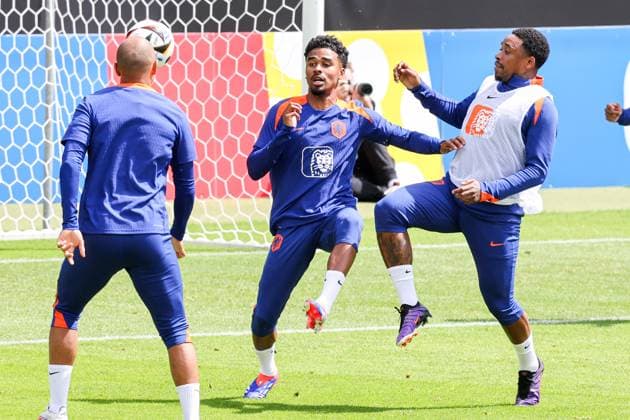 2024-06-17 Training Session Netherlands WOLFSBURG, GERMANY - JUNE 17: Donyell Malen of The Netherlands, Ian Maatsen of the Netherlands battles for possession with Steven Bergwijn of The Netherlands during a training session prior to the Group D - UEFA EURO, EM, Europameisterschaft,Fussball 2024 match between Netherlands and France at AOK Stadium on June 17, 2024 in Wolfsburg, Germany. (Photo by Peter Lous BSR Agency) Wolfsburg Germany Content not available for redistribution in The Netherlands directly or indirectly through any third parties. Copyright: xBSRxAgencyx