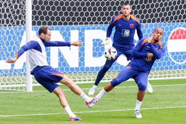 2024-06-17 Training Session Netherlands WOLFSBURG, GERMANY - JUNE 17: Daley Blind of The Netherlands takes a shot, Donyell Malen of The Netherlands deflecting, Justin Bijlow of The Netherlands during a training session prior to the Group D - UEFA EURO, EM, Europameisterschaft,Fussball 2024 match between Netherlands and France at AOK Stadium on June 17, 2024 in Wolfsburg, Germany. (Photo by Peter Lous BSR Agency) Wolfsburg Germany Content not available for redistribution in The Netherlands directly or indirectly through any third parties. Copyright: xBSRxAgencyx