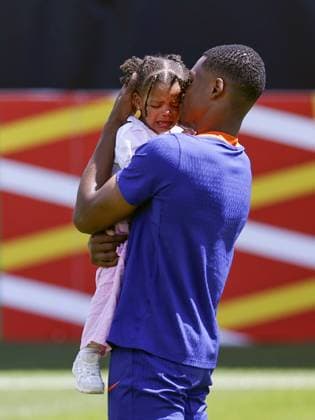 WOLFSBURG - Denzel Dumfries of Holland comforts his daughter after the training session of the Dutch national team, Nationalteam at the AOK Stadium on June 17, 2024 in Wolfsburg, Germany. The Dutch national team is preparing for the group match at the European Football Championship in Germany against France. ANP Dutch Highest Maurice van Steen UEFA EURO, EM, Europameisterschaft,Fussball 2024 Germany 2024 xVIxANPxSportx xVanxSteenxFotografiexIVx 501317072 originalFilename: 501317072.jpg